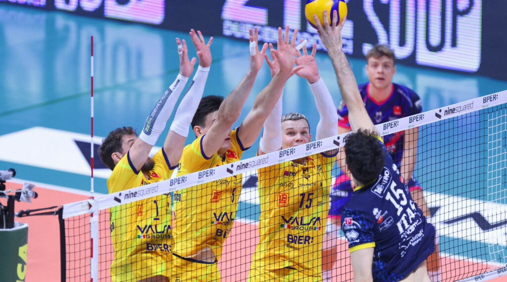 Giocatori del Modena Volley impegnati in un'azione di muro