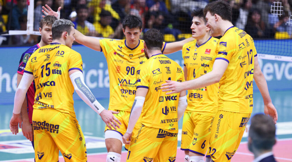 Giocatori del Modena Volley si riuniscono in un cerchio di abbracci