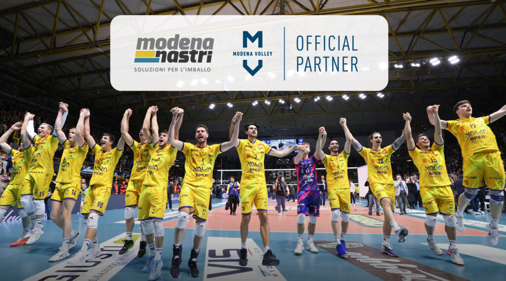 Giocatori del Modena Volley, tutta la squadra, esultano tenendosi per mano