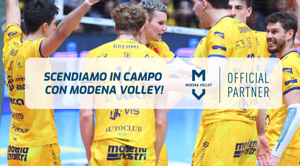 Alcuni giocatori del Modena Volley esultano in gruppo, sulle divise si notano i marchi dei partner tra cui Modena Nastri. Scritta in primo piano: "Scendiamo in campo con Modena Volley!". Logo Modena Volley official partner. 