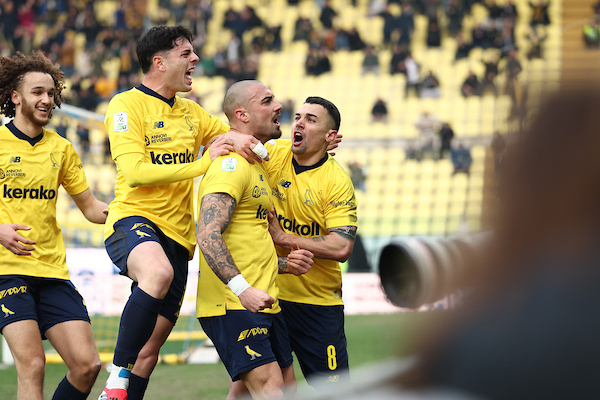 giocatori del Modena FC esultano dopo un gol