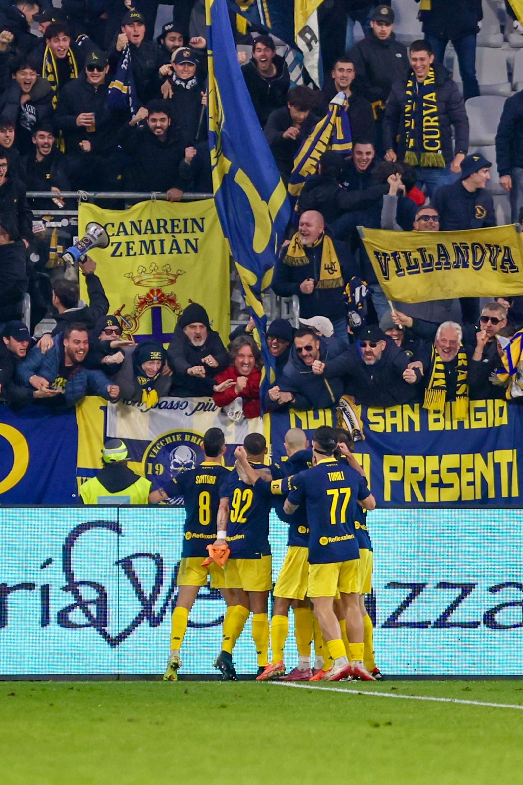 giocatori del Modena FC esultano sotto alla curva