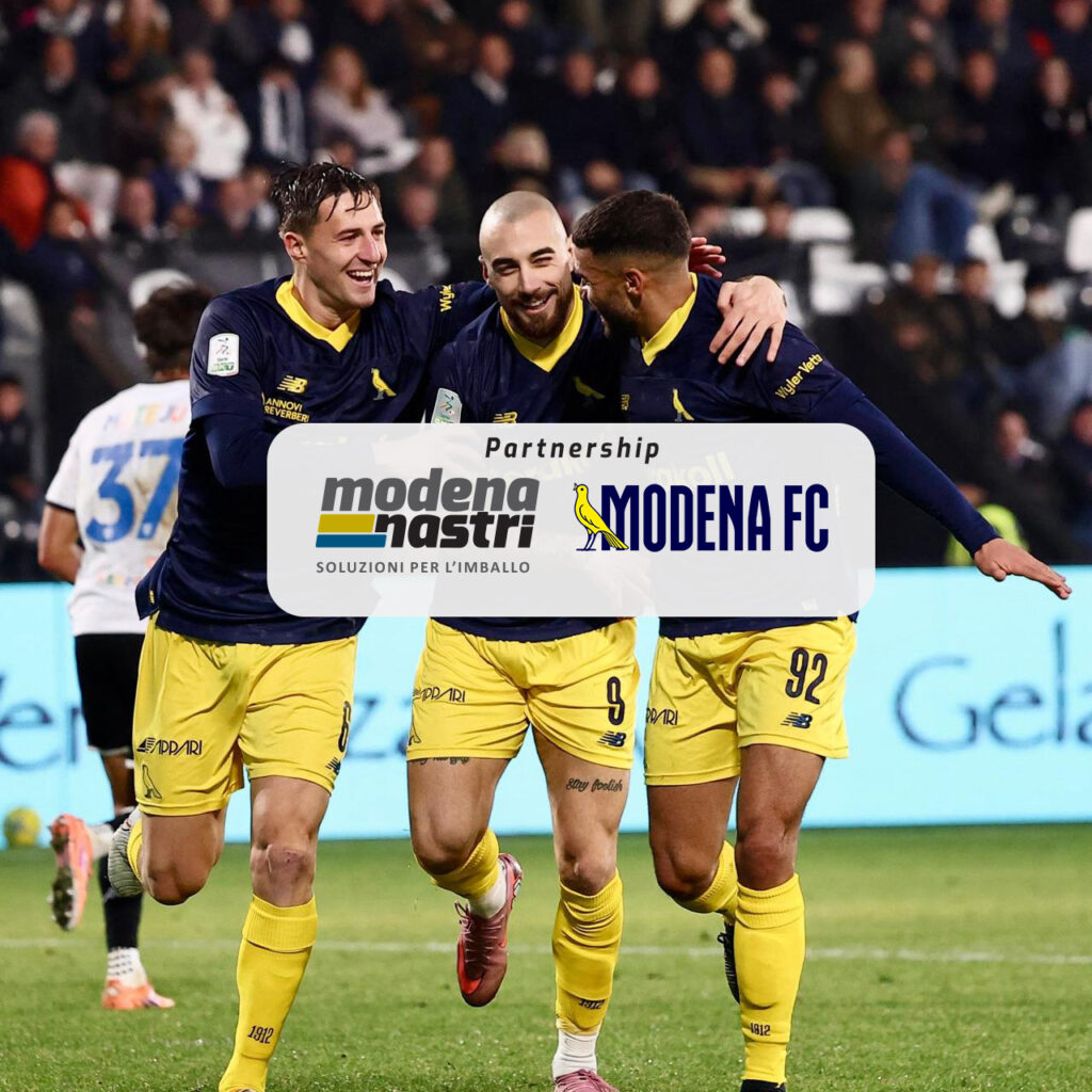 tre giocatori del Modena FC si abbracciano
