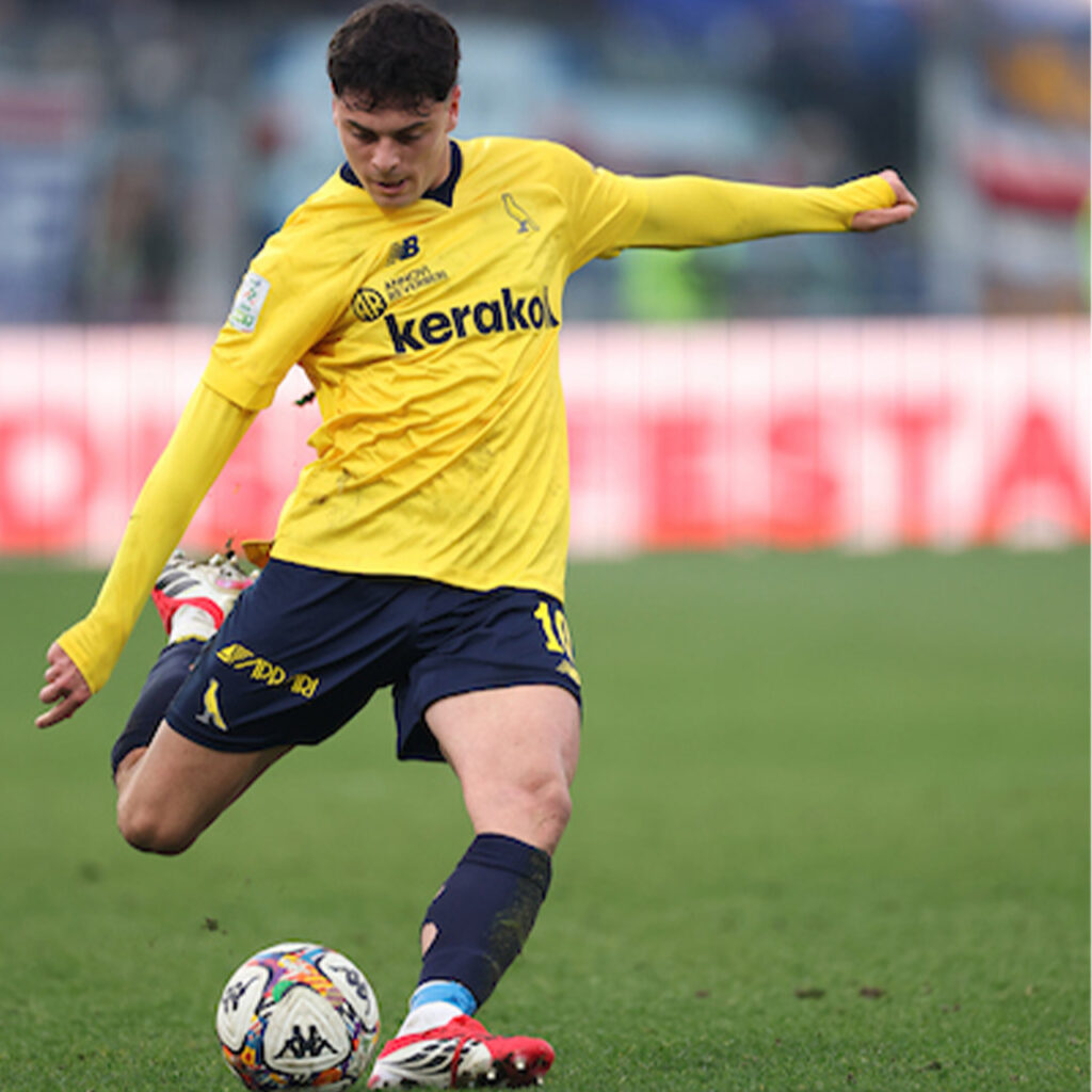 giocatore del Modena FC tira in porta