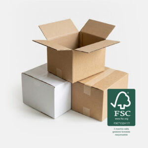 Scatole in cartone: una bianca chiusa da nastro carta bianco, una avana chiusa da nastro avana e un'altra avana aperta. Logo certificazione FSC C224177.